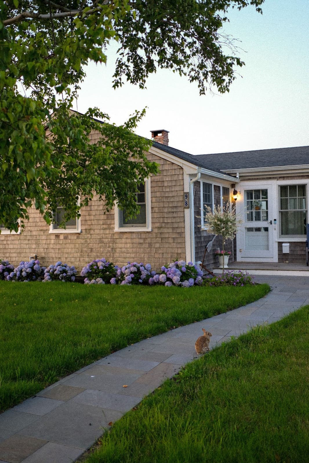 Cozy New England cottage with a garden footpath